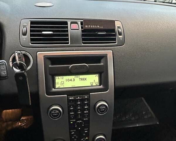 Сірий Вольво V50, об'ємом двигуна 2 л та пробігом 255 тис. км за 7400 $, фото 18 на Automoto.ua