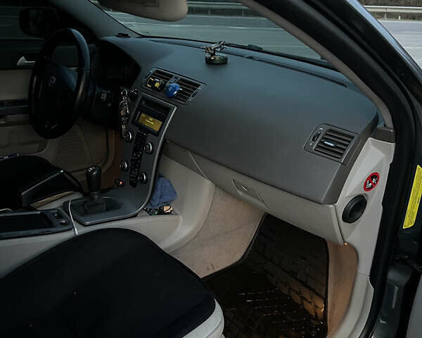 Серый Вольво В50, объемом двигателя 1.6 л и пробегом 284 тыс. км за 5750 $, фото 12 на Automoto.ua