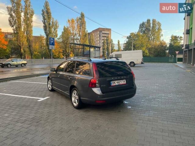 Серый Вольво В50, объемом двигателя 2 л и пробегом 254 тыс. км за 7500 $, фото 6 на Automoto.ua