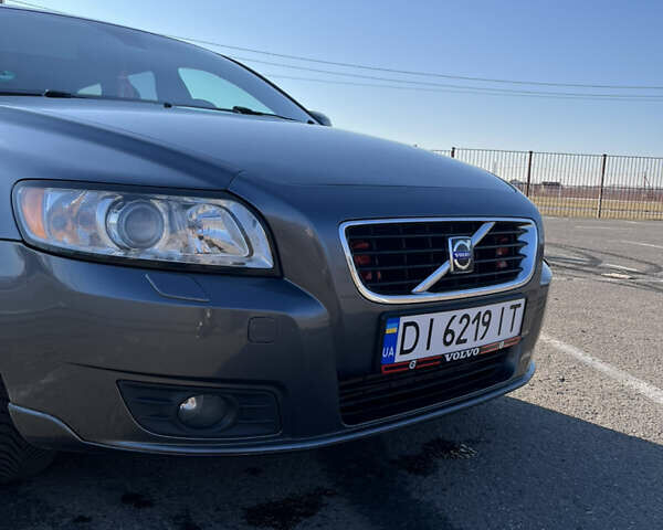 Серый Вольво В50, объемом двигателя 1.98 л и пробегом 205 тыс. км за 6500 $, фото 2 на Automoto.ua