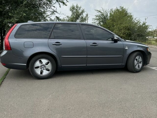 Серый Вольво В50, объемом двигателя 1.6 л и пробегом 270 тыс. км за 6800 $, фото 7 на Automoto.ua