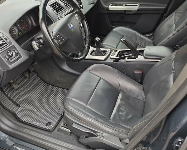 Серый Вольво В50, объемом двигателя 1.6 л и пробегом 265 тыс. км за 9999 $, фото 2 на Automoto.ua