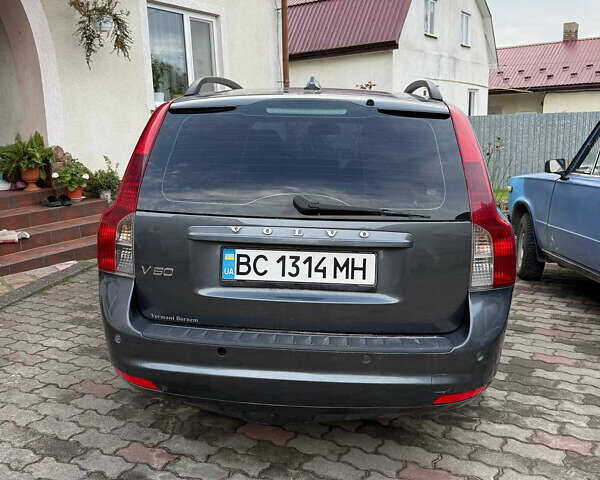 Серый Вольво В50, объемом двигателя 1.6 л и пробегом 240 тыс. км за 5500 $, фото 1 на Automoto.ua