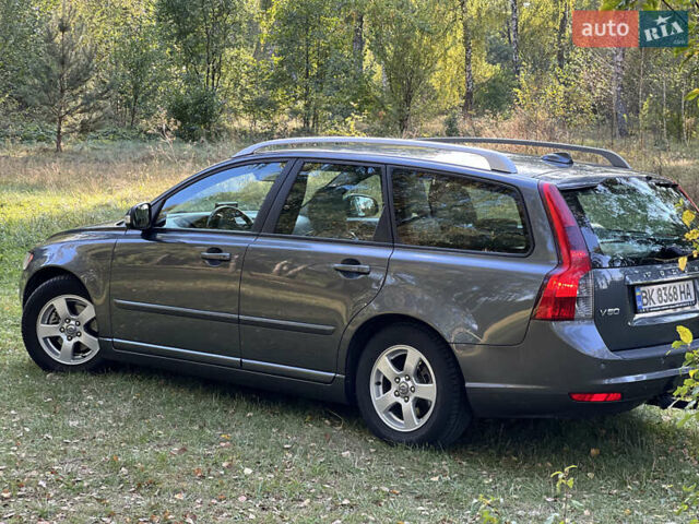 Серый Вольво В50, объемом двигателя 1.6 л и пробегом 285 тыс. км за 6400 $, фото 2 на Automoto.ua
