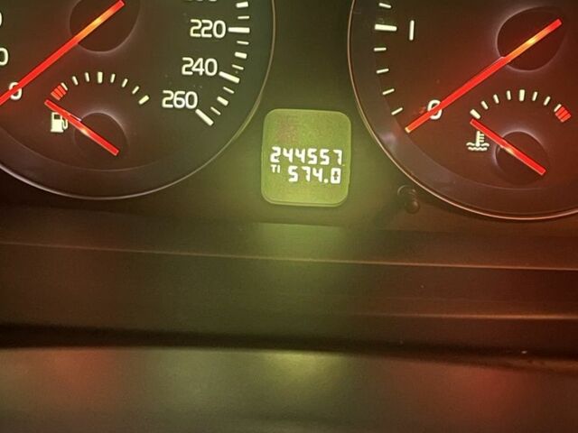 Серый Вольво В50, объемом двигателя 1.6 л и пробегом 245 тыс. км за 7500 $, фото 10 на Automoto.ua