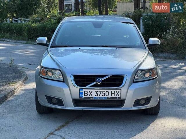 Вольво В50 2009 в Славуте на Automoto.ua Серый Вольво В50, объемом двигателя 2 л и пробегом 258 тыс. км за 7500 $, фото 7 на Automoto.ua
