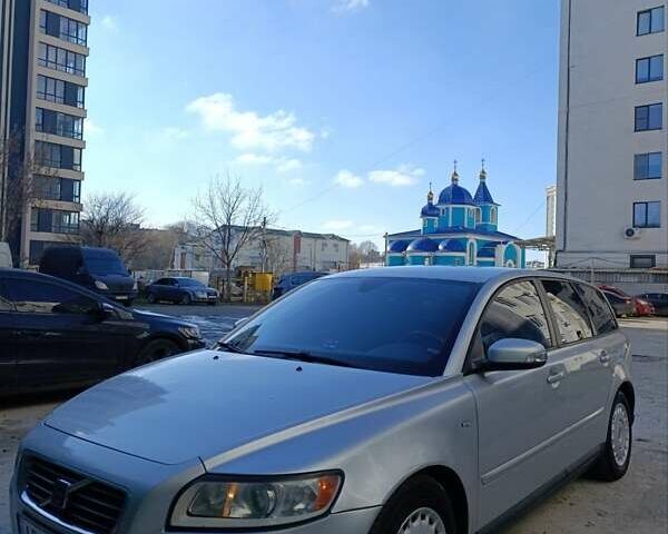 Серый Вольво В50, объемом двигателя 1.6 л и пробегом 218 тыс. км за 5750 $, фото 1 на Automoto.ua