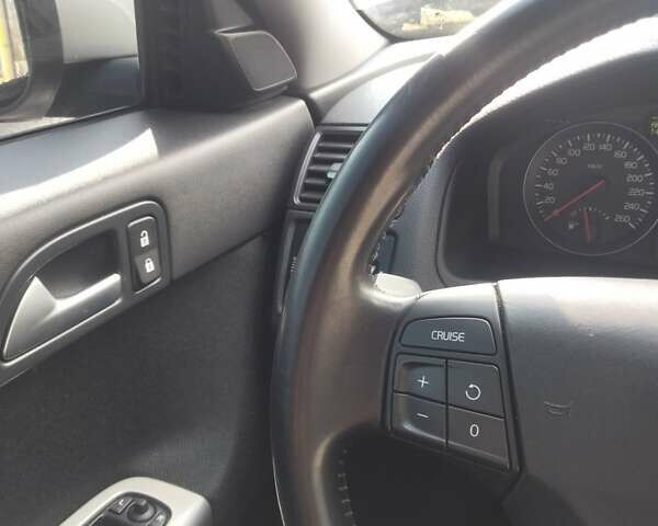 Серый Вольво В50, объемом двигателя 2 л и пробегом 260 тыс. км за 7700 $, фото 6 на Automoto.ua