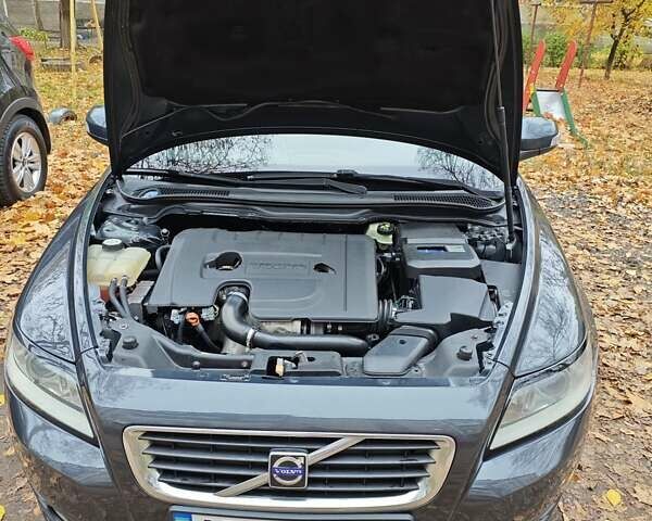 Серый Вольво В50, объемом двигателя 1.6 л и пробегом 265 тыс. км за 9999 $, фото 6 на Automoto.ua