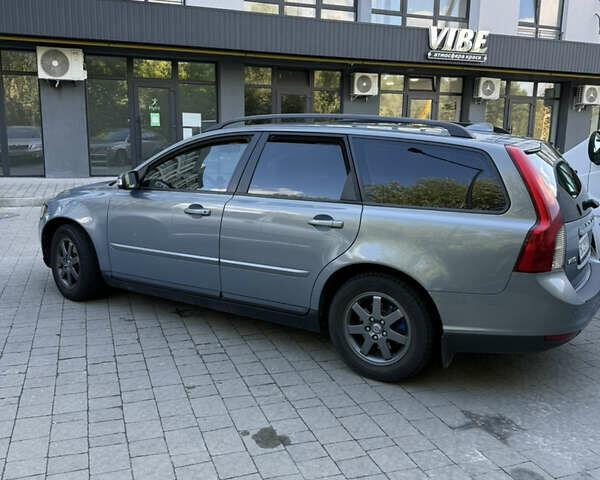 Серый Вольво В50, объемом двигателя 1.6 л и пробегом 260 тыс. км за 5500 $, фото 2 на Automoto.ua