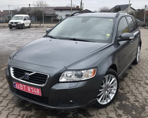 Серый Вольво В50, объемом двигателя 2 л и пробегом 216 тыс. км за 8200 $, фото 1 на Automoto.ua