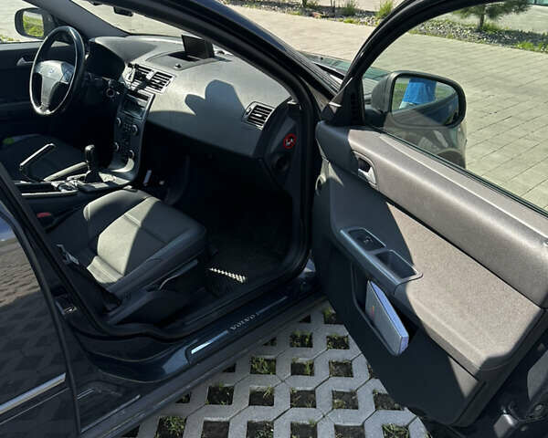 Серый Вольво В50, объемом двигателя 1.6 л и пробегом 252 тыс. км за 7700 $, фото 7 на Automoto.ua