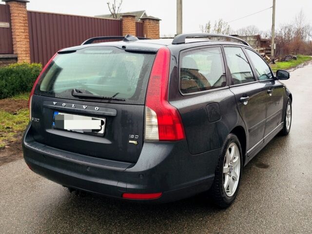 Серый Вольво В50, объемом двигателя 1.6 л и пробегом 316 тыс. км за 2800 $, фото 2 на Automoto.ua