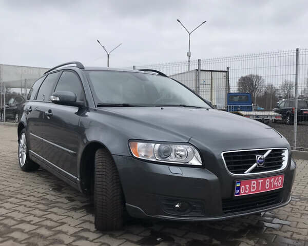Серый Вольво В50, объемом двигателя 2 л и пробегом 216 тыс. км за 8200 $, фото 3 на Automoto.ua