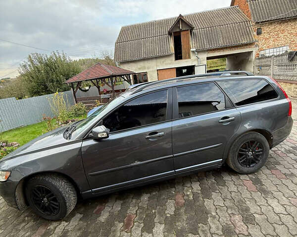 Серый Вольво В50, объемом двигателя 1.6 л и пробегом 240 тыс. км за 5500 $, фото 2 на Automoto.ua