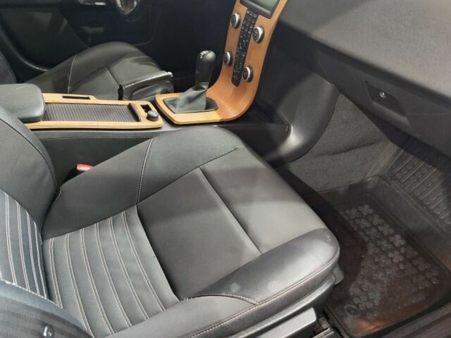 Серый Вольво В50, объемом двигателя 1.6 л и пробегом 316 тыс. км за 2800 $, фото 5 на Automoto.ua