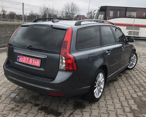 Серый Вольво В50, объемом двигателя 2 л и пробегом 216 тыс. км за 8200 $, фото 6 на Automoto.ua