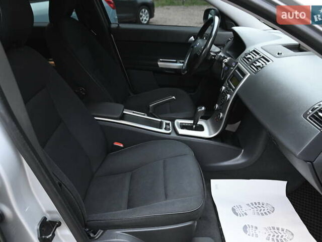 Сірий Вольво V50, об'ємом двигуна 2 л та пробігом 240 тис. км за 7800 $, фото 33 на Automoto.ua