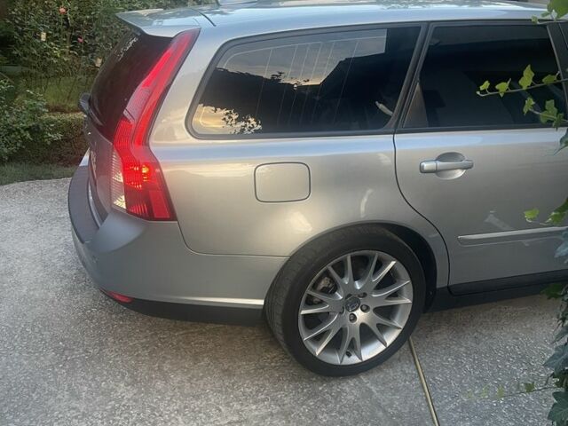 Серый Вольво В50, объемом двигателя 1.6 л и пробегом 245 тыс. км за 7500 $, фото 5 на Automoto.ua