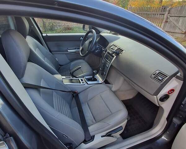 Сірий Вольво V50, об'ємом двигуна 2 л та пробігом 269 тис. км за 8000 $, фото 1 на Automoto.ua