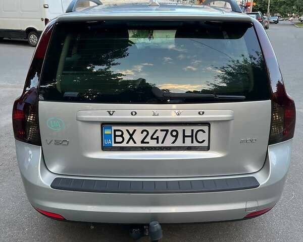 Серый Вольво В50, объемом двигателя 2 л и пробегом 260 тыс. км за 8300 $, фото 1 на Automoto.ua