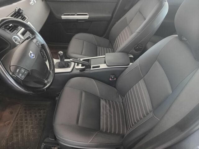 Вольво В50 2009 в Кременчуге на Automoto.ua Серый Вольво В50, объемом двигателя 2 л и пробегом 210 тыс. км за 8000 $, фото 6 на Automoto.ua