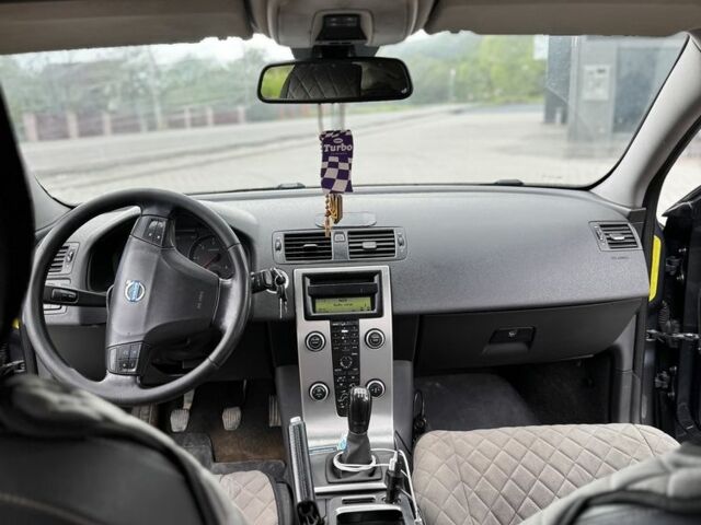 Серый Вольво В50, объемом двигателя 2 л и пробегом 400 тыс. км за 5500 $, фото 7 на Automoto.ua