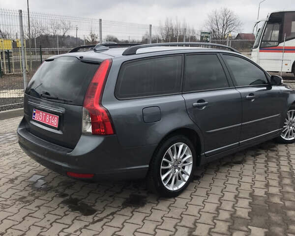 Серый Вольво В50, объемом двигателя 2 л и пробегом 216 тыс. км за 8200 $, фото 5 на Automoto.ua
