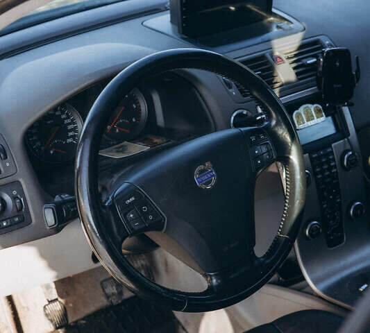 Серый Вольво В50, объемом двигателя 1.6 л и пробегом 280 тыс. км за 6800 $, фото 2 на Automoto.ua