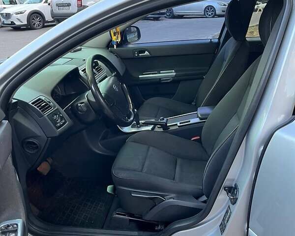 Серый Вольво В50, объемом двигателя 2 л и пробегом 260 тыс. км за 8300 $, фото 7 на Automoto.ua