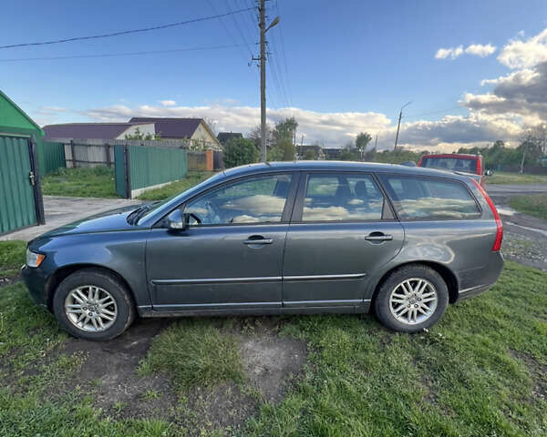 Серый Вольво В50, объемом двигателя 1.56 л и пробегом 266 тыс. км за 8000 $, фото 1 на Automoto.ua