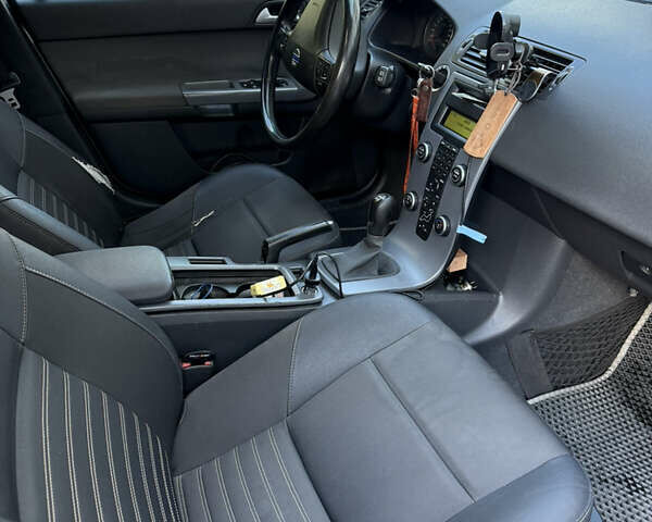 Серый Вольво В50, объемом двигателя 1.6 л и пробегом 260 тыс. км за 5500 $, фото 4 на Automoto.ua