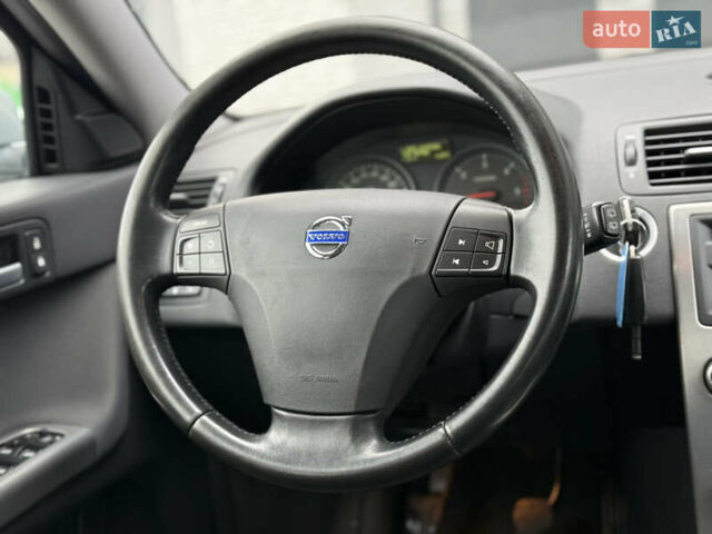 Серый Вольво В50, объемом двигателя 2 л и пробегом 252 тыс. км за 7700 $, фото 12 на Automoto.ua