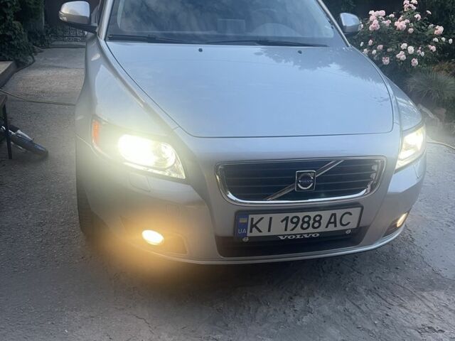 Серый Вольво В50, объемом двигателя 1.6 л и пробегом 245 тыс. км за 7500 $, фото 3 на Automoto.ua