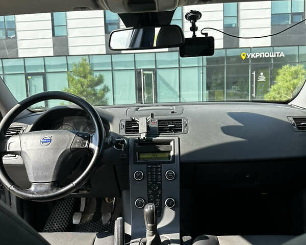 Серый Вольво В50, объемом двигателя 1.6 л и пробегом 252 тыс. км за 7700 $, фото 6 на Automoto.ua