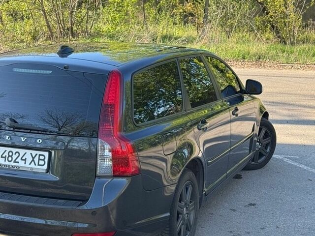 Серый Вольво В50, объемом двигателя 2 л и пробегом 239 тыс. км за 7200 $, фото 4 на Automoto.ua