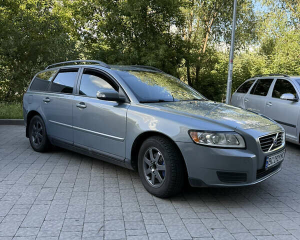 Серый Вольво В50, объемом двигателя 1.6 л и пробегом 260 тыс. км за 5500 $, фото 1 на Automoto.ua