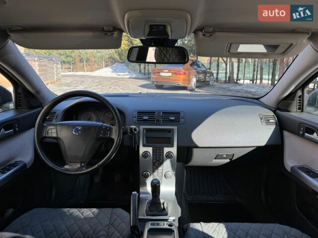 Серый Вольво В50, объемом двигателя 1.6 л и пробегом 260 тыс. км за 5500 $, фото 35 на Automoto.ua