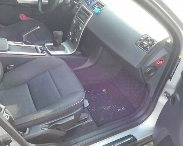 Серый Вольво В50, объемом двигателя 2 л и пробегом 260 тыс. км за 7700 $, фото 3 на Automoto.ua