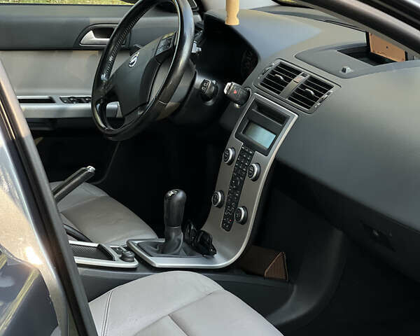 Серый Вольво В50, объемом двигателя 1.6 л и пробегом 285 тыс. км за 6400 $, фото 10 на Automoto.ua