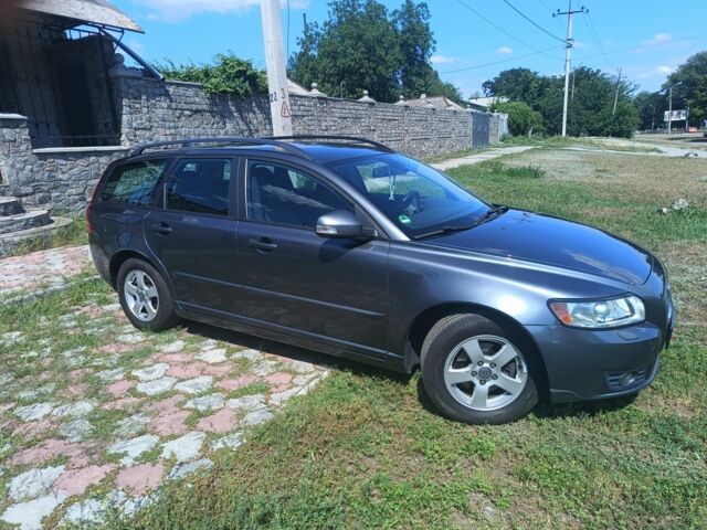 Вольво В50 2009 в Кременчуге на Automoto.ua Серый Вольво В50, объемом двигателя 2 л и пробегом 210 тыс. км за 8000 $, фото 2 на Automoto.ua