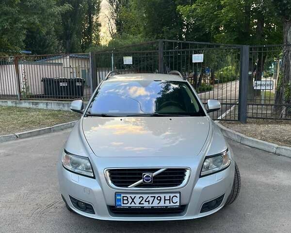 Серый Вольво В50, объемом двигателя 2 л и пробегом 260 тыс. км за 8300 $, фото 4 на Automoto.ua