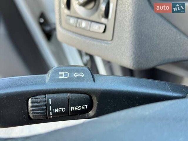 Вольво В50 2009 в Славуте на Automoto.ua Серый Вольво В50, объемом двигателя 2 л и пробегом 258 тыс. км за 7500 $, фото 9 на Automoto.ua