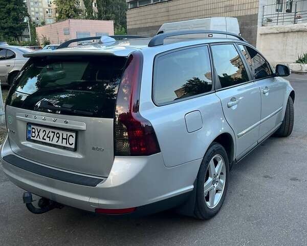 Серый Вольво В50, объемом двигателя 2 л и пробегом 260 тыс. км за 8300 $, фото 3 на Automoto.ua