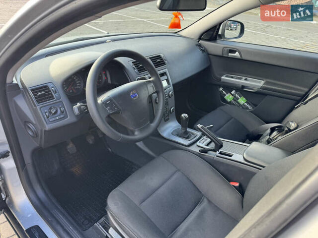 Серый Вольво В50, объемом двигателя 1.6 л и пробегом 259 тыс. км за 6850 $, фото 12 на Automoto.ua