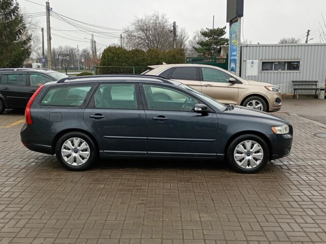 Серый Вольво В50, объемом двигателя 2 л и пробегом 320 тыс. км за 3600 $, фото 1 на Automoto.ua