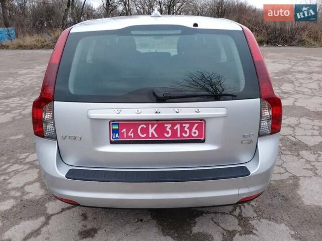 Серый Вольво В50, объемом двигателя 1.6 л и пробегом 220 тыс. км за 7500 $, фото 5 на Automoto.ua