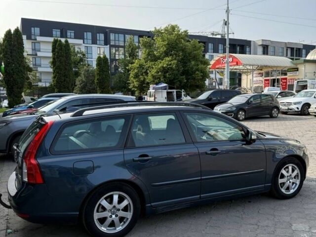Серый Вольво В50, объемом двигателя 1.6 л и пробегом 206 тыс. км за 8100 $, фото 3 на Automoto.ua