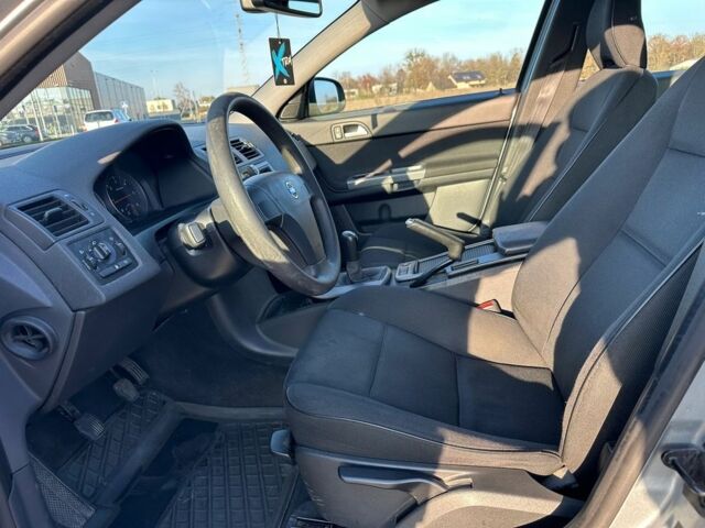 Серый Вольво В50, объемом двигателя 1.6 л и пробегом 214 тыс. км за 3484 $, фото 7 на Automoto.ua