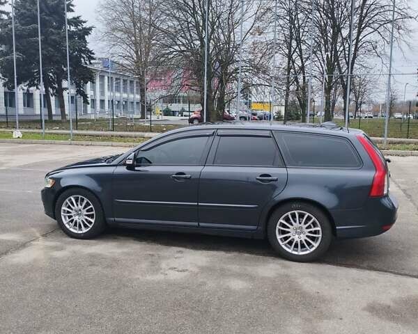 Серый Вольво В50, объемом двигателя 1.6 л и пробегом 247 тыс. км за 7800 $, фото 2 на Automoto.ua